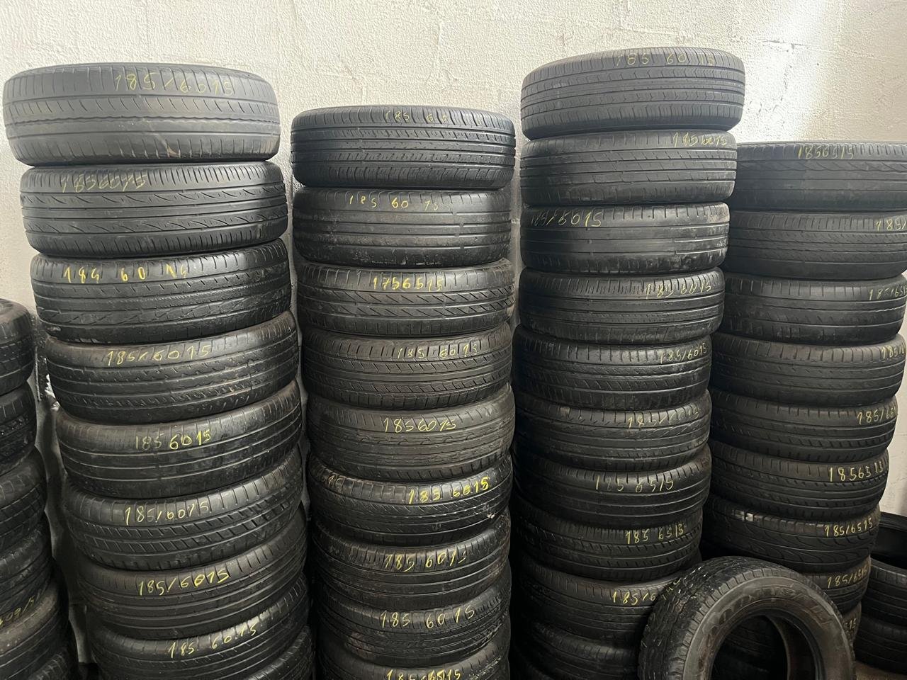 Pneus 185/60-R15 em prateleiras organizadas na Sassa Pneus