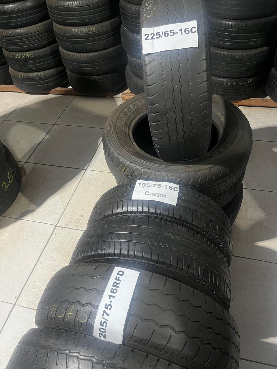 Estoque de pneus usados — pneus de carga e passeio organizados na Sassa Pneus
