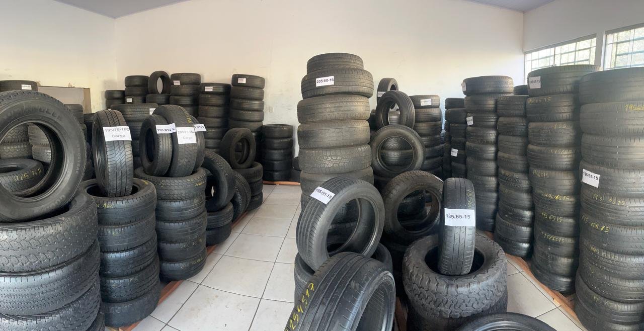 Salão completo de pneus usados organizados por medida na Sassa Pneus