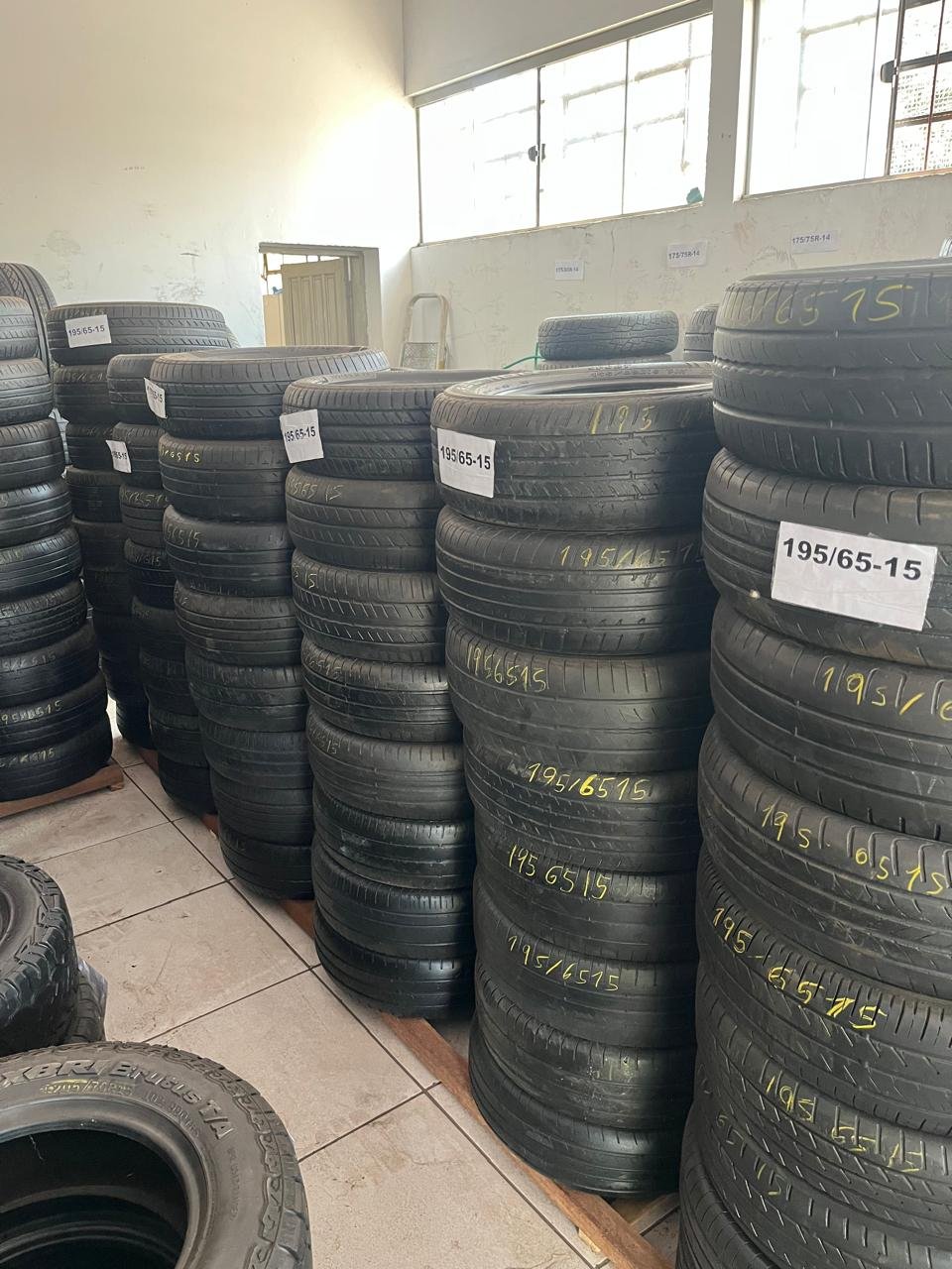 Pneus 195/65-15 organizados em prateleiras na Sassa Pneus