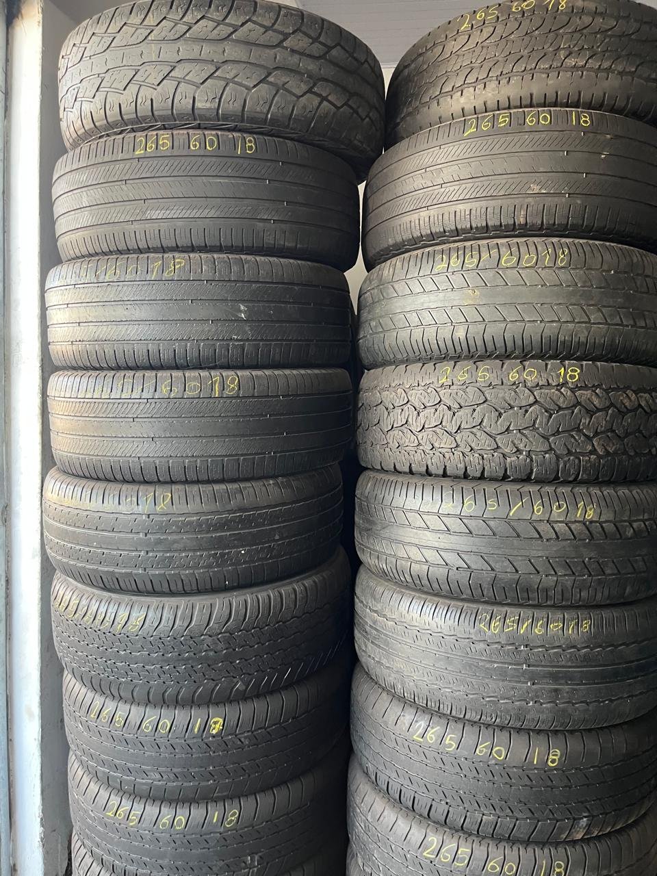 Pilhas de pneus 265/60-18 no estoque da Sassa Pneus